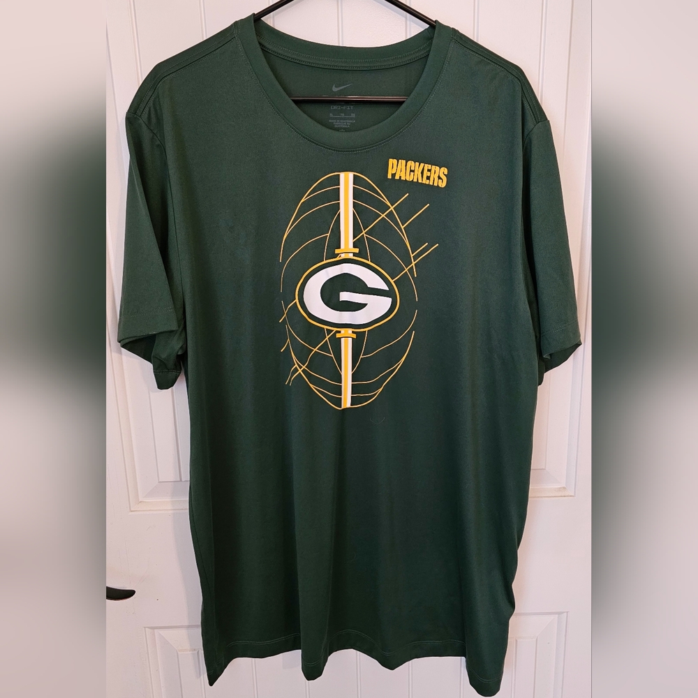 Nike Dri-FIT Tee in Dark Green